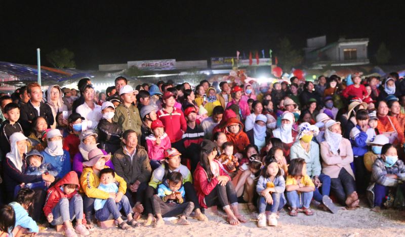  Đông đảo người dân và du khách tham dự đêm khai mạc Lễ hội.