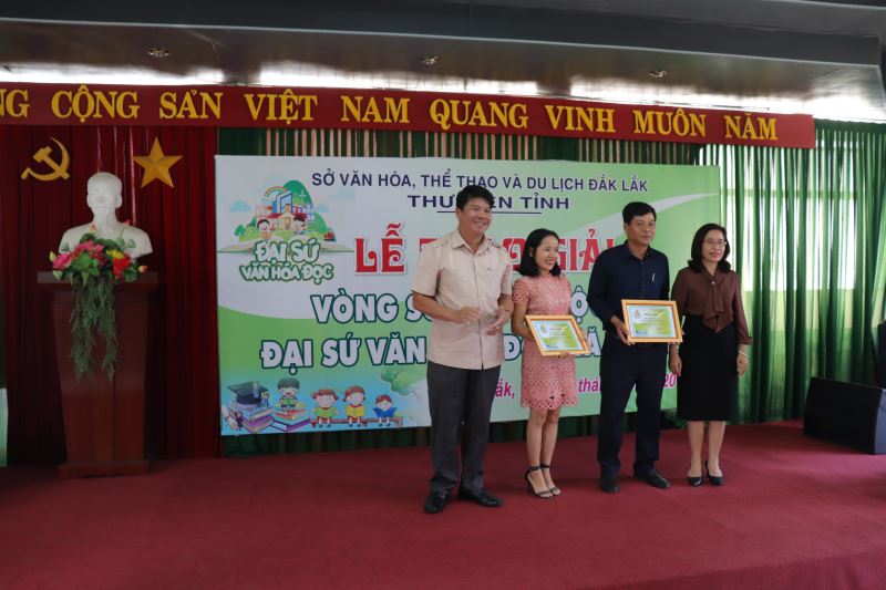 Ông Nguyễn Văn Hà, PGĐ Sở VHTTDL và Bà Lê Thị Thanh Xuân, PGĐ Sở GD ĐT tặng giải cho 2 tập thể