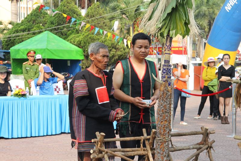 Thầy cúng và già làng cúng thần linh tại cây nêu