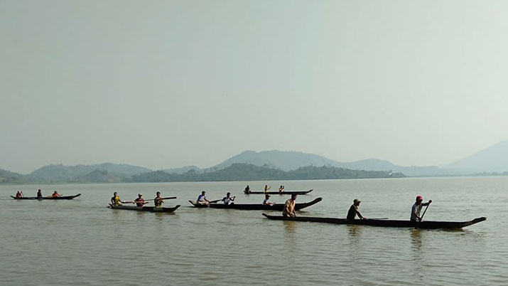 Các đội thi đang gấp rút tập luyện trước khi diễn ra Lễ hội đua thuyền độc mộc huyện Lắk năm 2019.