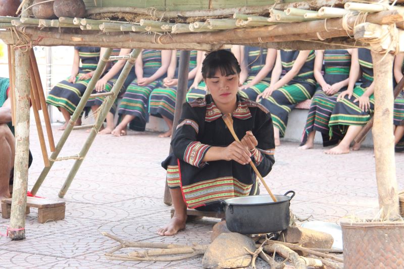 Phụ nữ M’Nông luộc măng và gà dưới kho lúa chuẩn bị cho buổi lễ