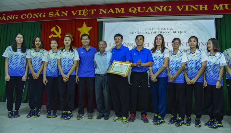 Tập thể đội tuyển bóng chuyền nữ Đắk Lắk nhận Bằng khen của UBND tỉnh.