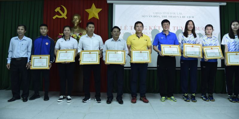 Phó Tổng Biên tập Báo Đắk Lắk Đinh Xuân Toản trao bằng khen của UBND tỉnh tặng các cá nhân xuất sắc.