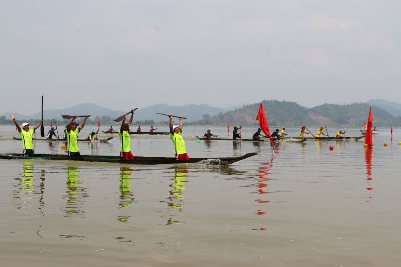 Lễ hội đua thuyền trên Hồ Lắk. Ảnh: T. Hùng