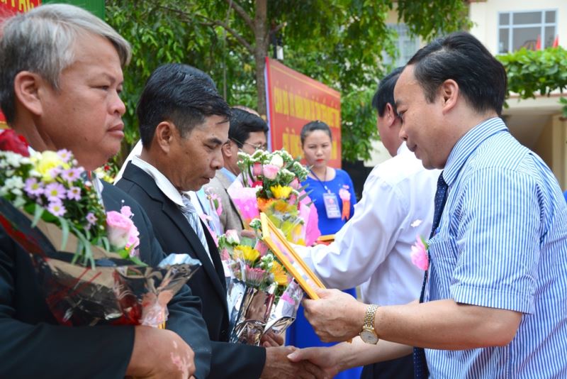 Ông Đinh Xuân Diệu, Chủ tịch UBND huyện Krông Pắc trao Giấy khen cho các cá nhân, tập thể.