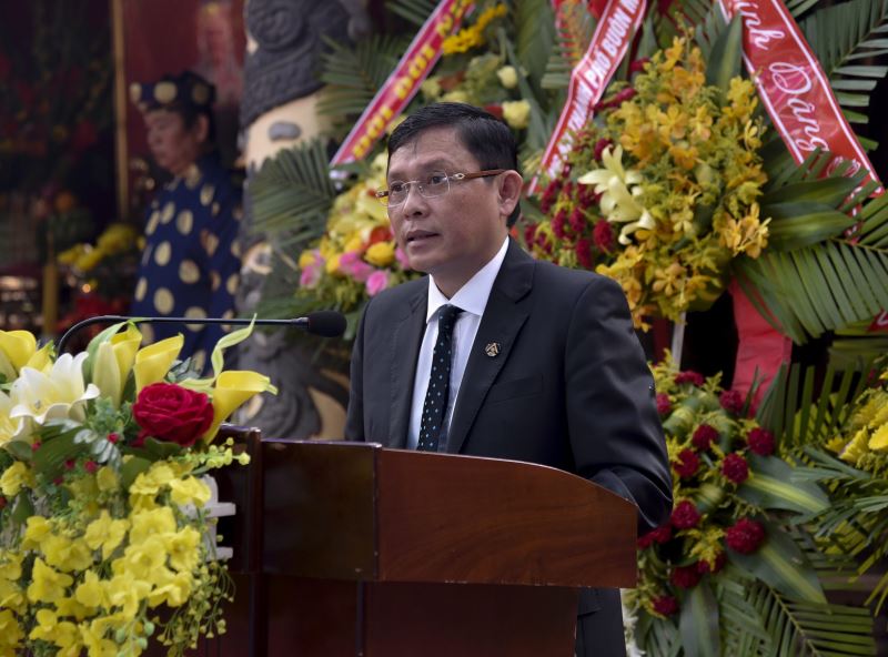 Phó Chủ tịch Thường trực UBND tỉnh Nguyễn Tuấn Hà báo công lên các Vua Hùng thành quả xây dựng và phát triển kinh tế, xã hội, an ninh - quốc phòng của tỉnh trong năm qua