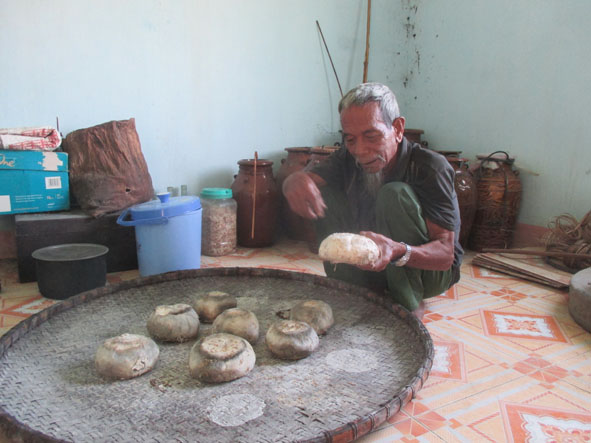 Ông Ama Nan (xã Hòa Phong) lựa chọn bánh men rượu cần để cấy lại men mới.