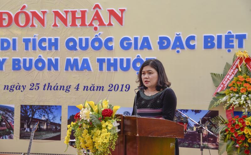 Phó Chủ tịch UBND tỉnh H'Jim Kđoh đọc diễn văn ôn lại truyền thống lịch sử hào hùng của Nhà đày Buôn Ma Thuột