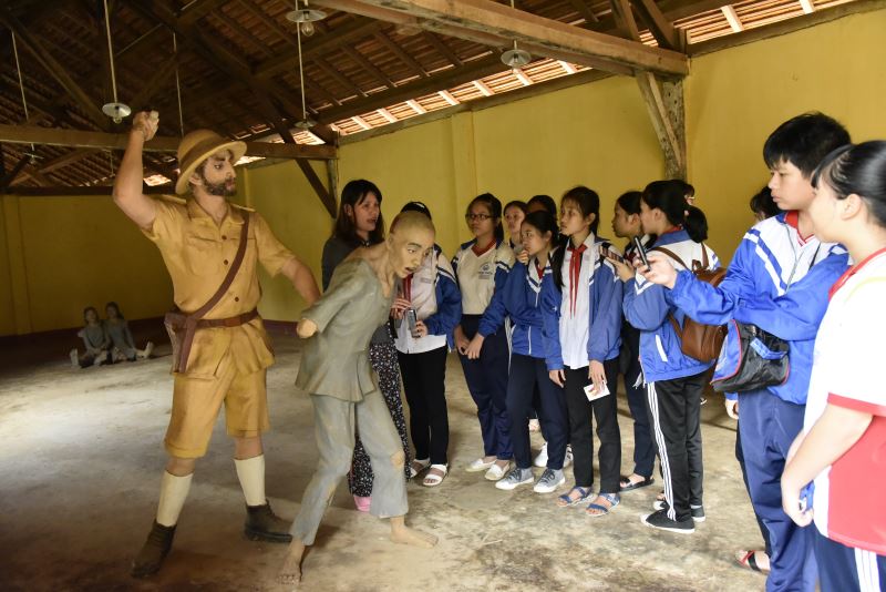 Các em học sinh tham quan Nhà đày Buôn Ma Thuột