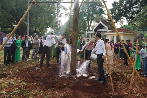 Các đồng chí lãnh đạo trồng cây Long não tại khuôn viên Di tích lịch sử văn hóa số 04 Nguyễn Du