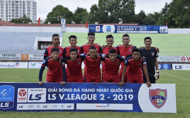 Các cầu thủ đội bóng đá Đăk Lắk tham gia trận đấu