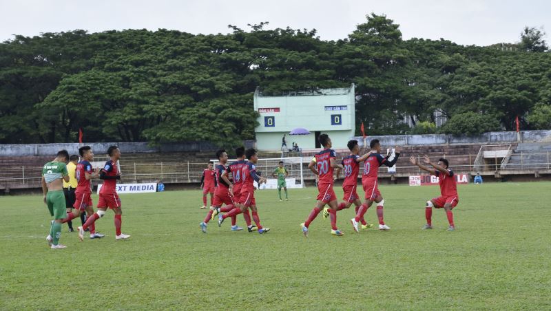 Niềm vui của các cầu thủ Đắk Lắk sau pha ghi bàn mở tỷ số của tiền đạo Y Thăng Êban.