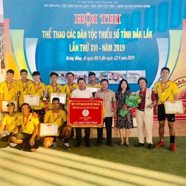 Ban Tổ chức trao thưởng cho đơn vị huyện Krông Bông đoạt giải Nhất toàn đoàn