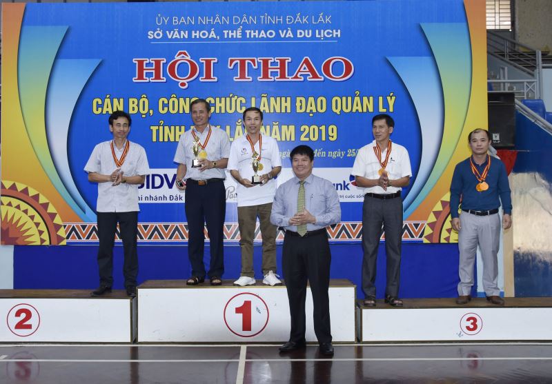 Phó Giám đốc Sở Văn hóa - Thể thao và Du lịch Nguyễn Văn Hà trao Huy chương nội dung đôi nam cán bộ, công chức lãnh đạo môn cầu lông.