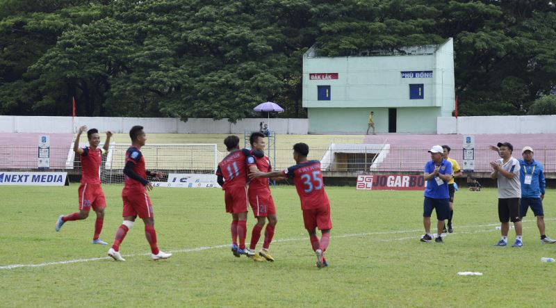 Niềm vui của các cầu thủ Đắk Lắk sau bàn thắng gỡ hòa của cầu thủ Y Thăng Êban