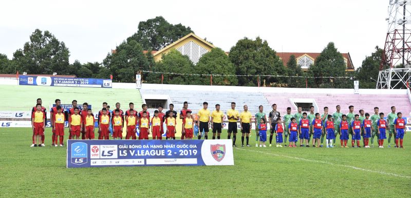 Câu lạc bộ Đắk Lắk (áo đỏ) và Phù Đổng trước trận đấu
