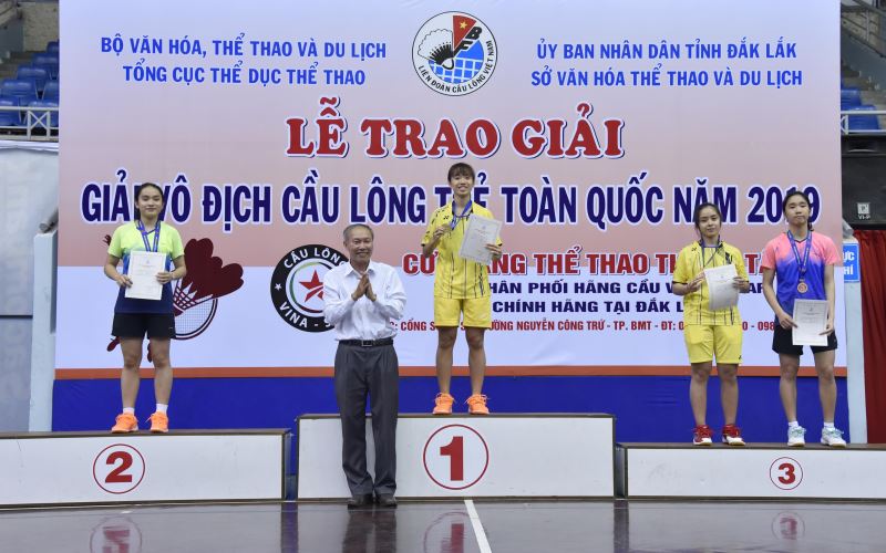 Ông Thái Hồng Hà – Giám đốc Sở Văn hóa, Thể thao và Du lịch trao giải cho các vận động viên ở nội dung đơn nữ