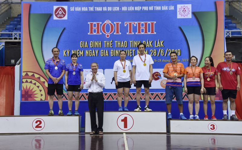 Giám đốc Sở Văn hóa, Thể thao và Du lịch Thái Hồng Hà trao Huy chương nội dung đôi vợ - chồng môn Cầu lông.