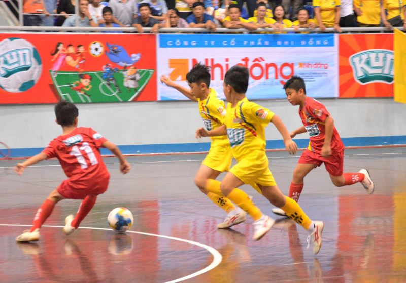 Một pha bóng tấn công của cầu thủ Sông Lam Nghệ An (áo vàng).