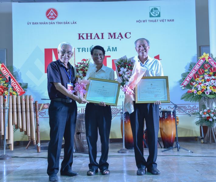 Đại diện Hội Mỹ thuật Việt Nam trao Bằng khen tặng Hội Văn học - Nghệ thuật Đắk Lắk và Sở Văn hóa - Thể thao và Du lịch.