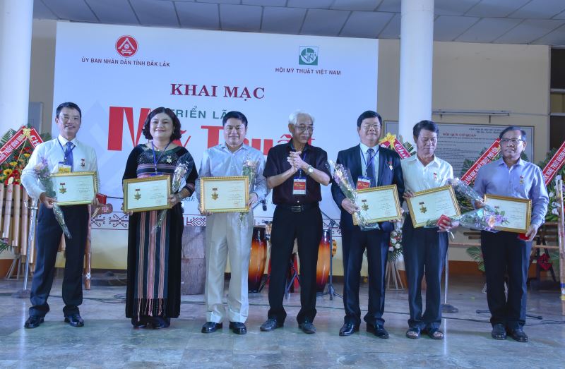  Đại diện Hội Mỹ thuật Việt Nam trao Kỷ niệm chương Vì sự nghiệp Mỹ thuật Việt Nam tặng các cá nhân.
