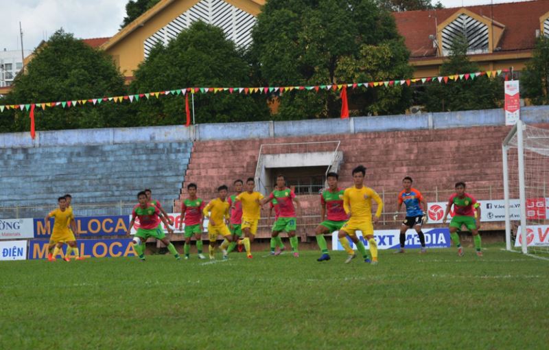 Một pha bóng của các cầu thủ Câu lạc bộ bóng đá Đắk Lắk (áo vàng) trước khung thành đội khách Đồng Tháp.  