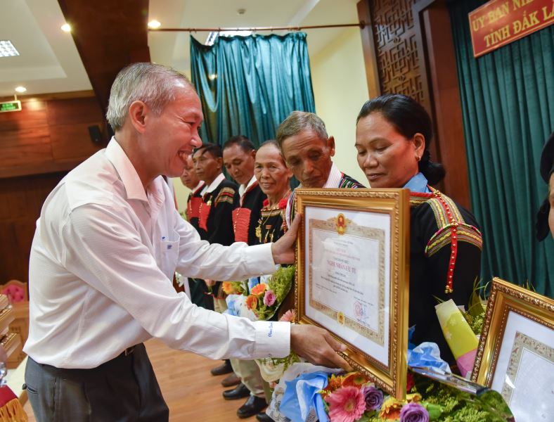 Giám đốc Sở VHTTDL Thái Hồng Hà trao danh hiệu "Nghệ nhân Ưu tú "cho các nghệ nhân