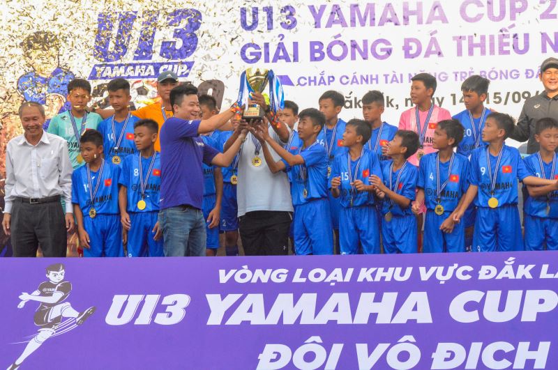 Đội U.13 Trường Năng khiếu thể dục thể thao tỉnh nhận Cúp vô địch.