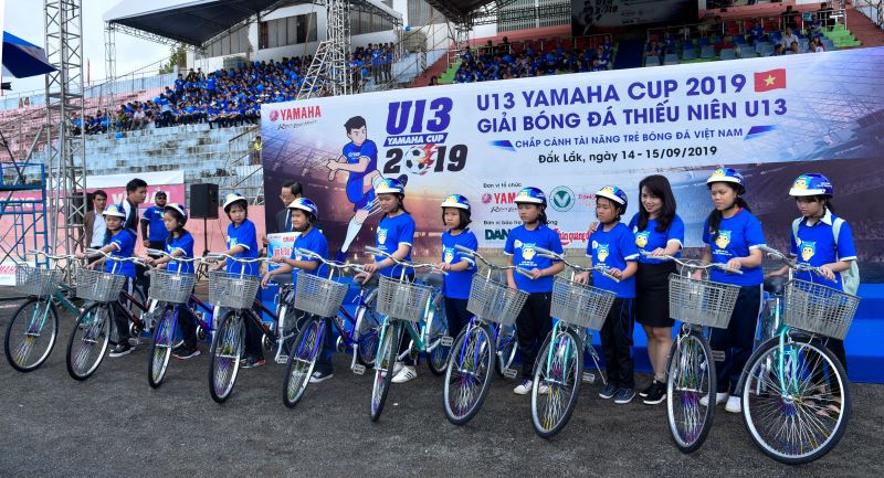 Yamaha Town Ngọc Vũ tặng 10 chiếc xe đạp cho các em học sinh có hoàn cảnh khó khăn của trường THCS Hùng Vương