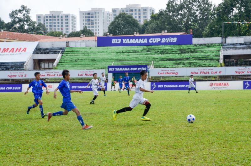 Trận đấu khai mạc vòng loại giữa trường Năng khiếu thể dục thể thao tỉnh Đắk Lắk (áo xanh) gặp Câu lạc bộ bóng đá Mến Thương.