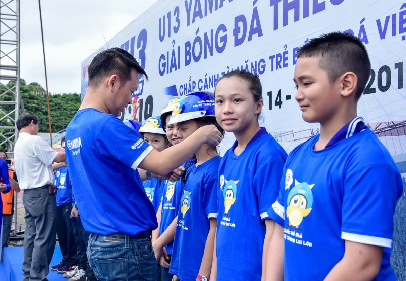 Nhà tài trợ Yamaha Motor Việt Nam tặng 500 mũ bảo hiểm cho học sinh Đắk Lắk