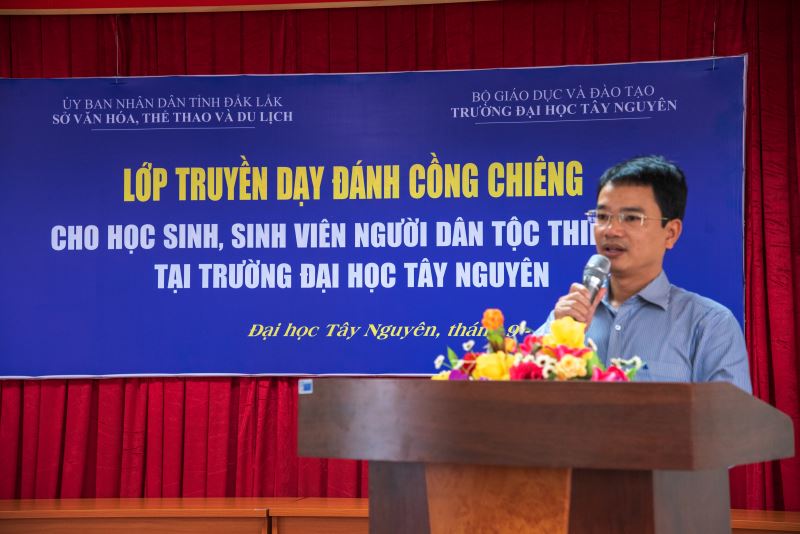 Ông Đặng Gia Duẩn, Phó Giám đốc Sở Văn hóa, Thể thao và Du lịch phát biểu tại lễ khai giảng.