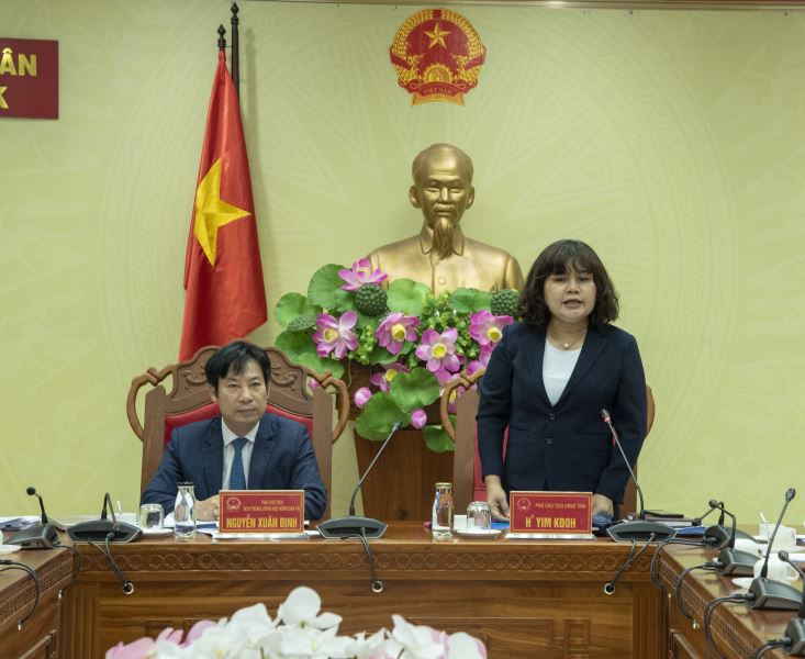 Bà H’Yim Kđoh, Phó Chủ tịch UBND tỉnh, Trưởng Ban chỉ đạo Phong trào “Toàn dân đoàn kết xây dựng đời sống văn hóa”  tinh Đắk Lắk phát biểu tại buổi làm việc