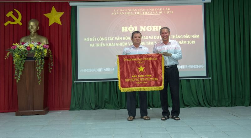 Giám đốc Sở VHTTDL Thái Hồng Hà trao Cờ thi đua của UBND tỉnh cho lãnh đạo Bảo tàng tỉnh