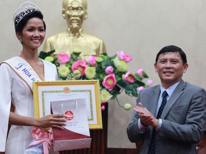 Ông Nguyễn Tuấn Hà - PCT UBND tỉnh trao bằng khen cho Hoa hậu H’Hen Niê.
