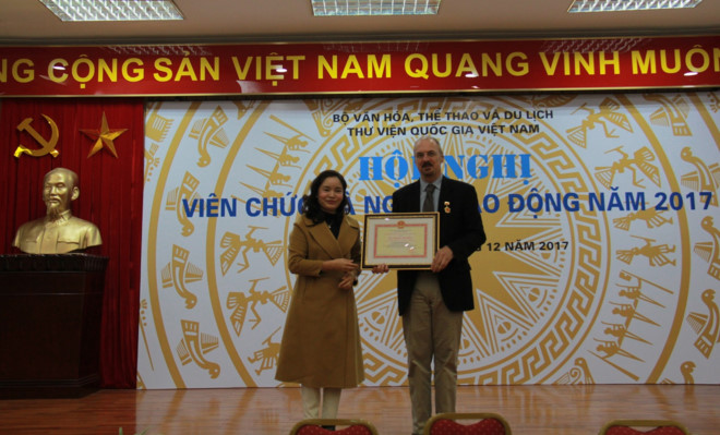 Trong khuôn khổ Hội nghị, Thứ trưởng Trịnh Thị Thủy trao Kỷ niệm chương cho ông Michael DiGregorio - Trưởng Đại diện Quỹ Châu Á tại Việt Nam.