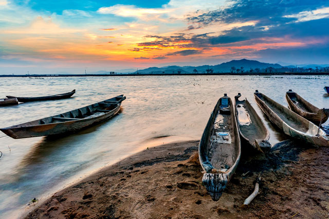 Hồ nằm cách thành phố Buôn Ma Thuột khoảng 56 km về phía Nam theo quốc lộ 27. Ảnh: Saigontourist. 