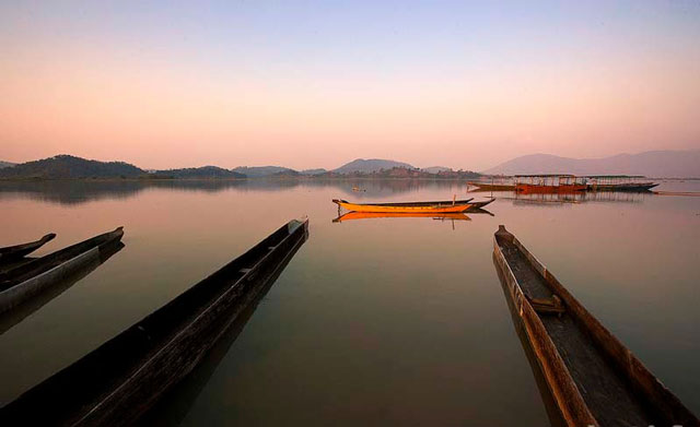 Hồ Lắk rộng trên 5 km2, được thông với con sông Krông Ana. Ảnh: Cungphuot. 
