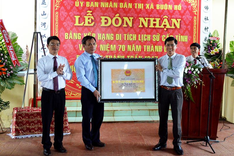 Lãnh đạo UBND thị xã Buôn Hồ đón nhận Bằng xếp hạng di tích lịch sử cấp tỉnh