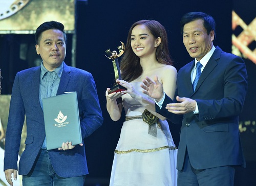 Bộ trưởng Nguyễn Ngọc Thiện trao giải nữ diễn viên chính xuất sắc nhất  cho diễn viên Kaity Nguyễn của phim “Em chưa 18” 