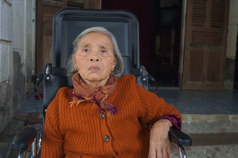 Bà Phạm Thị Mày, vợ liệt sỹ, hiện đang ngồi xe lăn cũng bị cưỡng chế thu hồi đất để phân lô bán nền. Ảnh: Quang Đại 