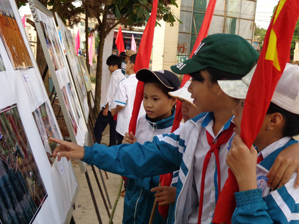 Giới thiệu, trưng bày chuyên đề "Ký ức trận đánh Buôn Ma Thuột" tại huyện Krông Búk đã thu hút đông đảo học sinh tới xem.