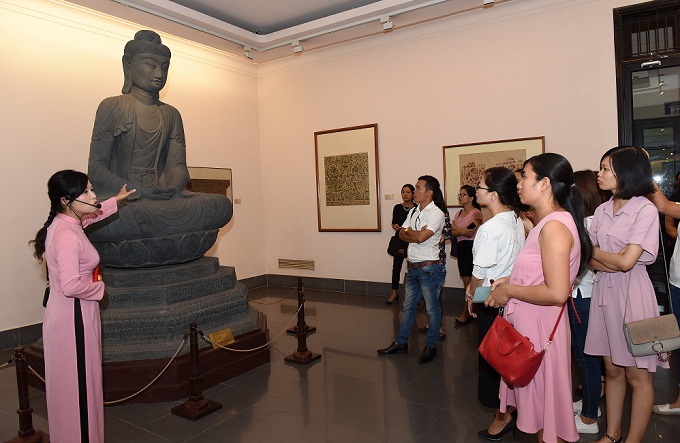 Đoàn tham quan các tác phẩm nghệ thuật trưng bày tại Bảo tàng Mỹ thuật Việt Nam