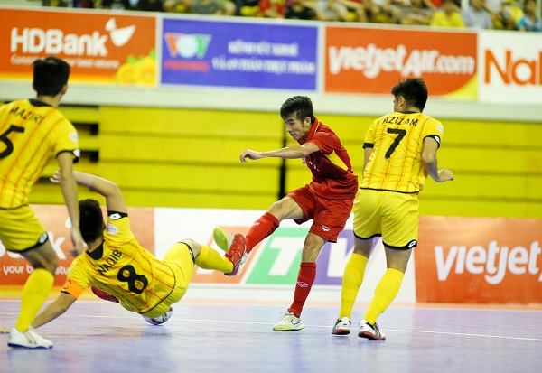 Nhờ trình độ vượt trội so với các cầu thủ Brunei (áo vàng), các cầu thủ Việt Nam giành chiến thắng dễ dàng 18-0 ở lượt trận thứ 3 vòng bảng vào tối 29/10. Ảnh: VFF