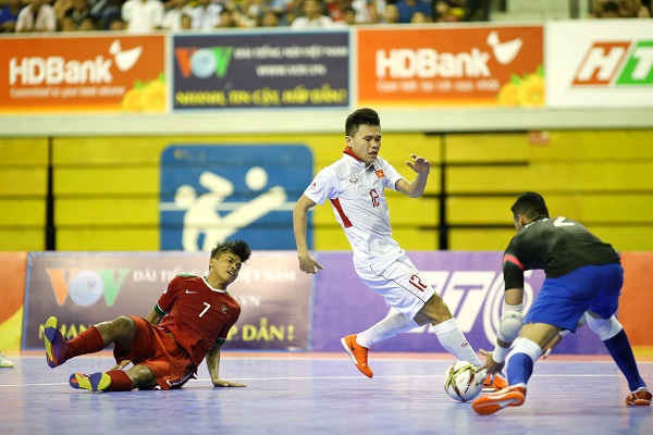 Trận gặp ĐT Indonesia (áo đỏ) là trận khó khăn nhất với ĐT Việt Nam ở vòng bảng. Ảnh: VFF