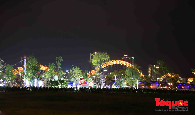 Công viên APEC 2017 nằm phía Tây cầu Rồng, rực rỡ về đêm.