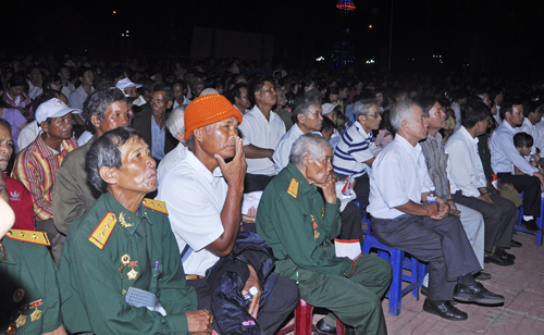   Nhân dân các dân tộc huyện Krông Bông tham dự buổi Lễ Lễ đón nhận Bằng xếp hạng Di tích quốc gia Khu căn cứ kháng chiến tỉnh Đắk Lắk (1965 – 1975)