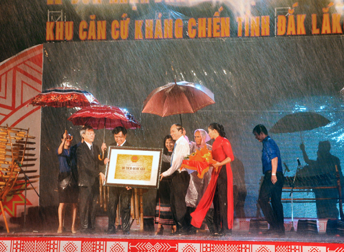 Thay mặt quân và dân tỉnh Đắk Lắk, Chủ tịch UBND tỉnh Phạm Ngọc Nghị đón nhận Bằng công nhận Di tích lịch sử Quốc gia.