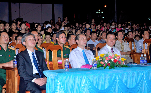 Các đồng chí lãnh đạo tỉnh và nhân dân các dân tộc huyện Krông Bông tham dự buổi Lễ.