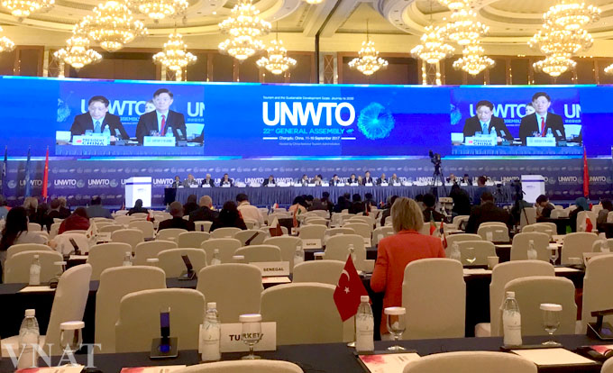 Ông Xu Jing (phải) - Ban Thư ký khóa họp lần thứ 22 đọc dự thảo Nghị quyết Đại hội đồng UNWTO